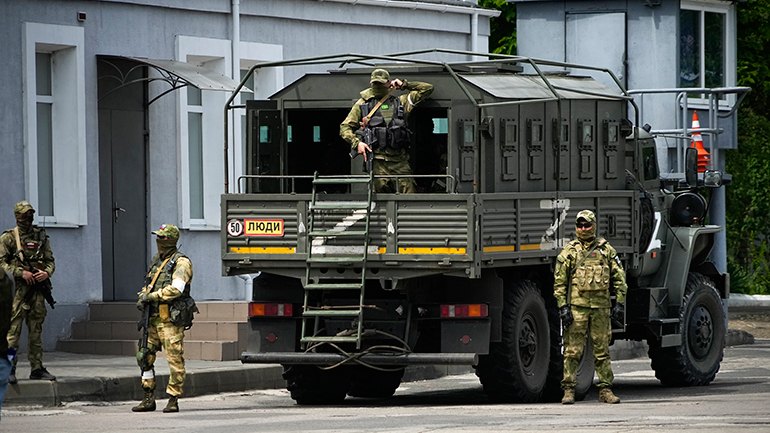 Ρωσικές δυνάμεις επιτίθονται σε ένα χωριό κοντά σε δρόμο στρατηγικής σημασίας στην ανατολική Ουκρανία